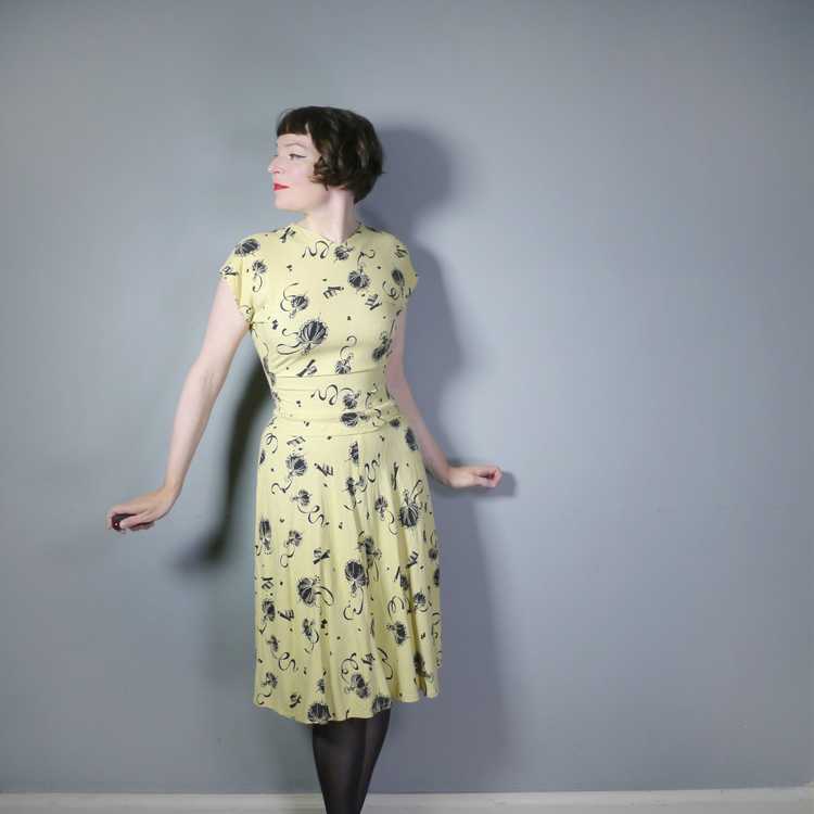 40s BLACK AND YELLOW NOVELTY LADY AND MUSIC SCROL… - image 3