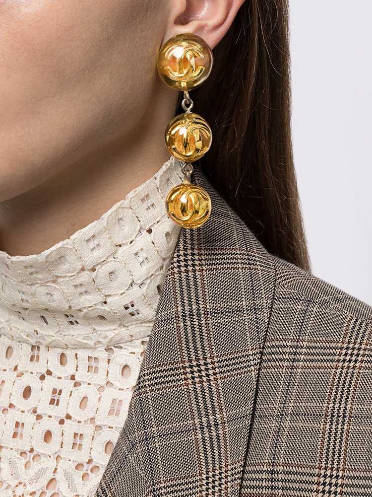 CHANEL Pre-Owned 1990s CC dangling clip-on earrin… - image 2