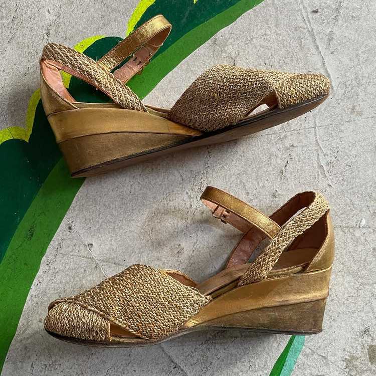 Late 30s early 40s Gold woven platform wedge - image 3