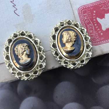 Details about   Vintage Hobé Stamped Black Intaglio Cameo Pendant Necklace & Clip Earrings