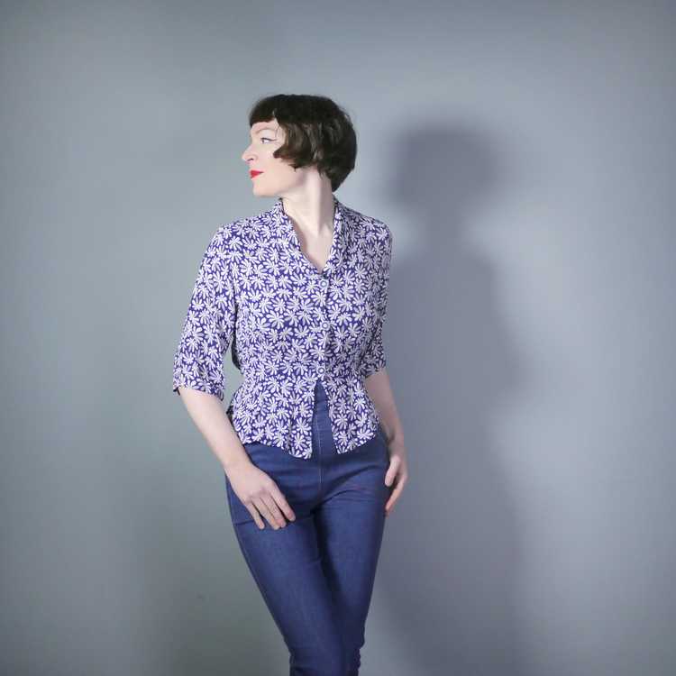 40s PALM TREE PRINT RAYON BLOUSE IN BLUE AND WHIT… - image 2