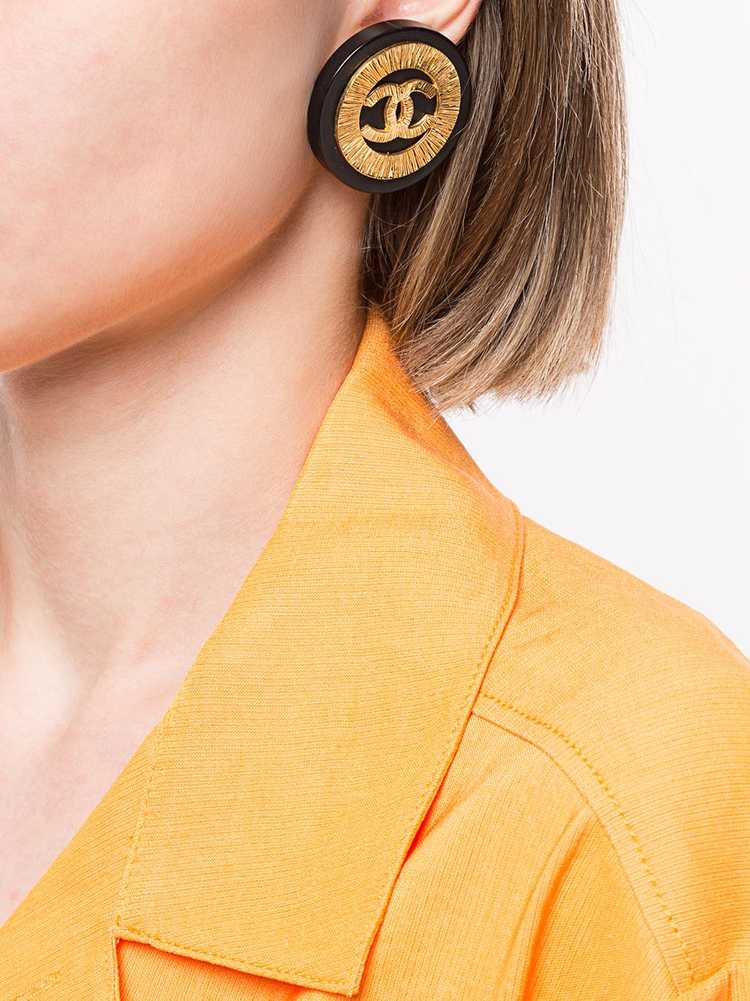 CHANEL Pre-Owned 1990s CC button clip-on earrings… - image 2