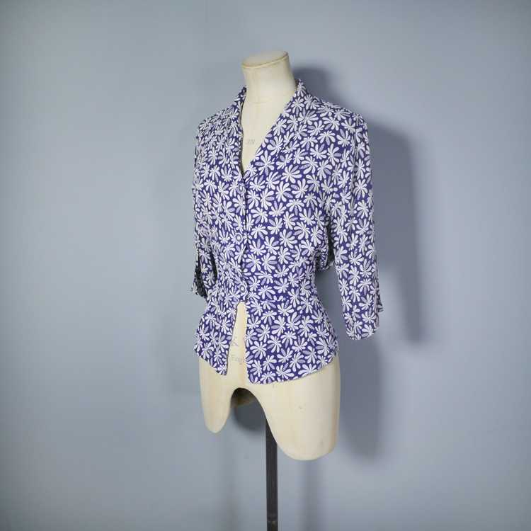 40s PALM TREE PRINT RAYON BLOUSE IN BLUE AND WHIT… - image 8