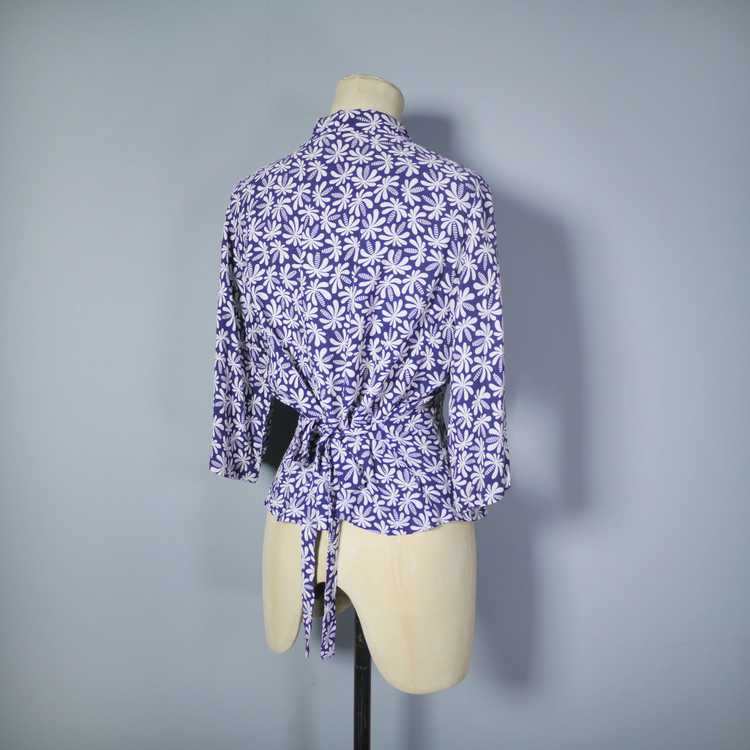 40s PALM TREE PRINT RAYON BLOUSE IN BLUE AND WHIT… - image 9